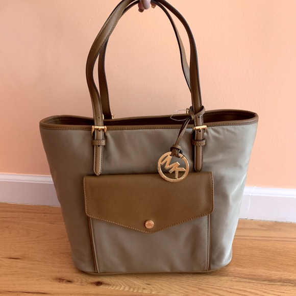 Michael Kors Purse✨ - Picture 1 of 3